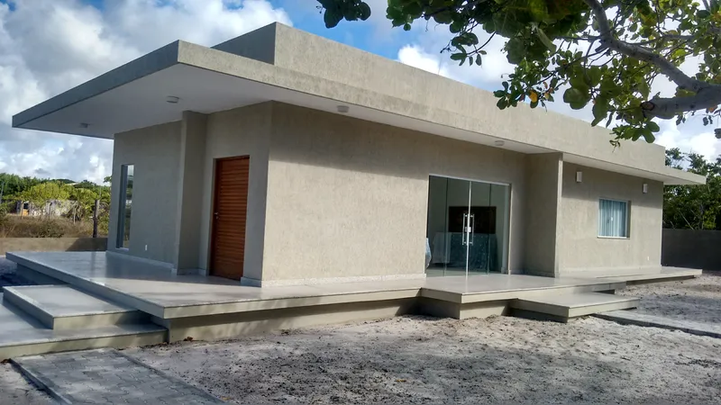 Casa de veraneio com varanda ampla