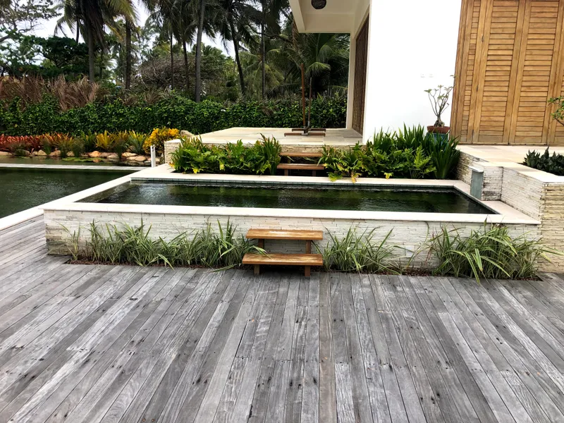 Área de lazer com deck e piscina