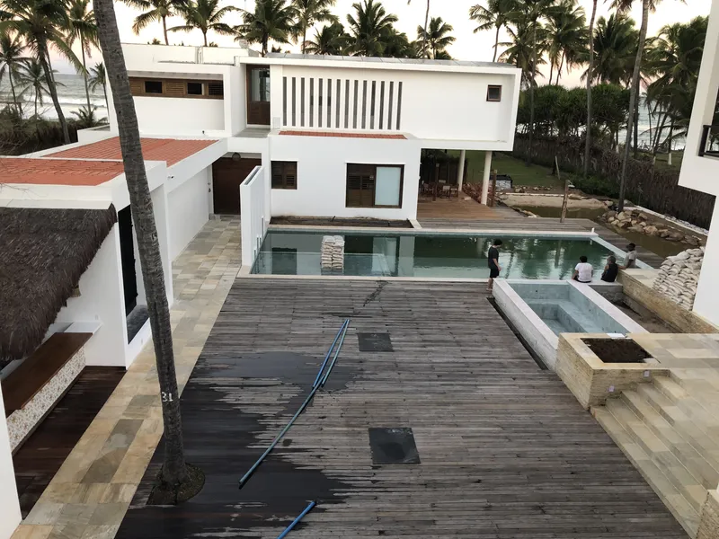 Piscina com deck de madeira