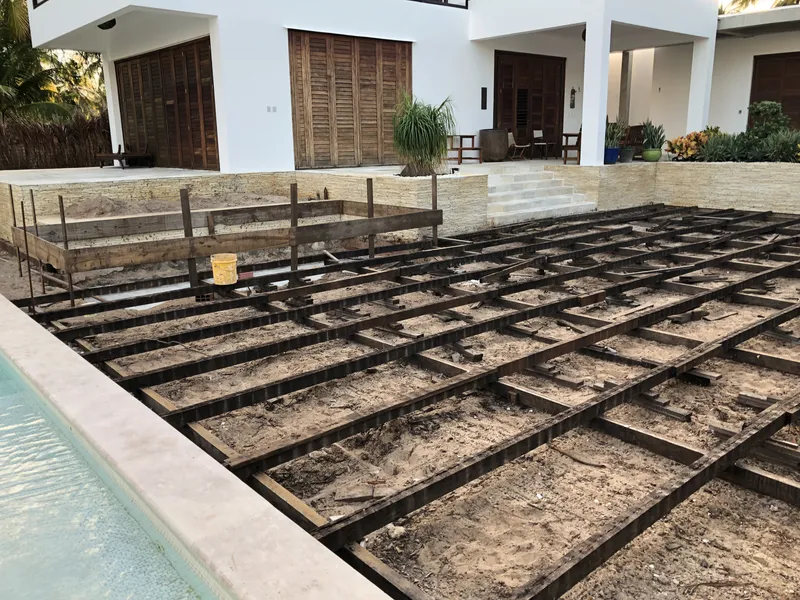 Vista aérea de residência com piscina